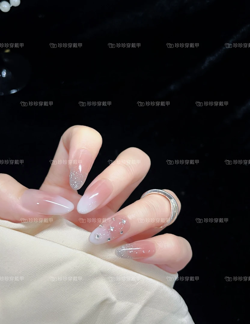 【冷美人】珍珍手工穿戴甲简约日常腮棕晕染乳白碎钻渐变镶钻美甲
