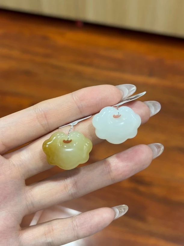 2635和田玉如意锁多样性发其一约18.9*24.8*9.0