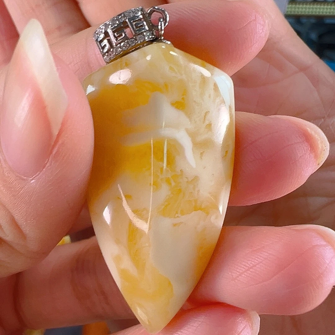 浮***城蜜蜡未镶嵌颈饰金瓷白盾牌