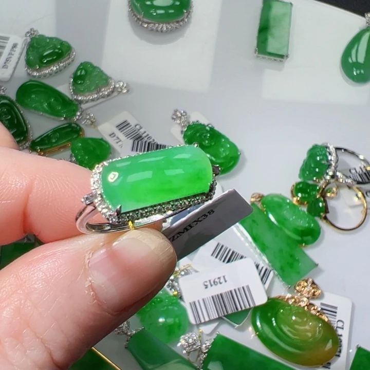 18K金镶嵌挂件翡翠