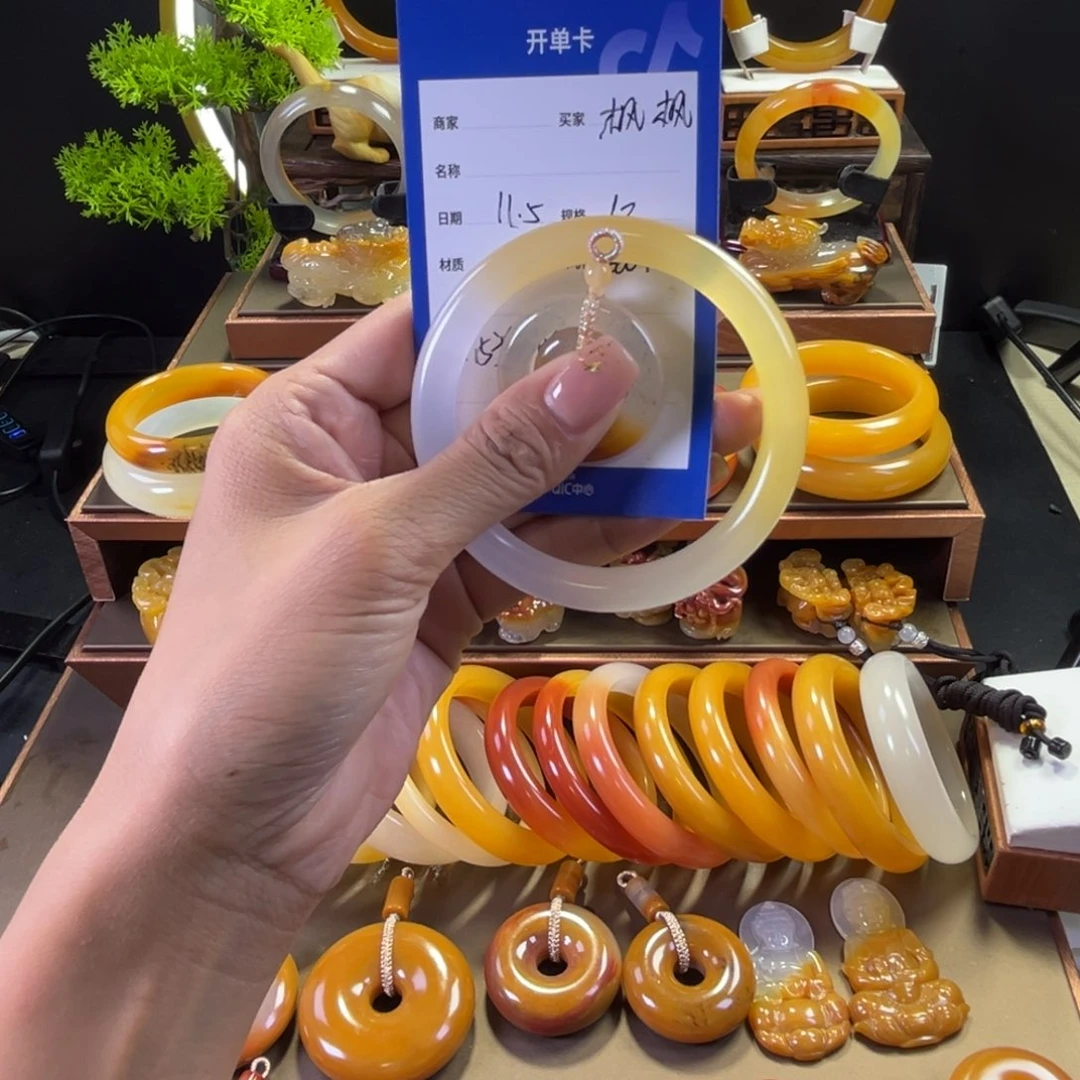 未镶嵌手镯石英质玉枫*