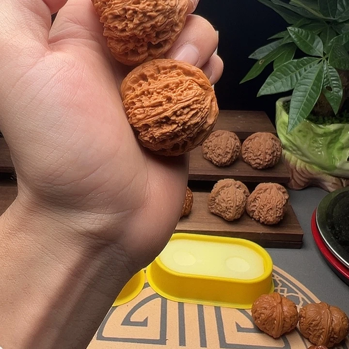 卧***雨吊坠文玩核桃南疆石
