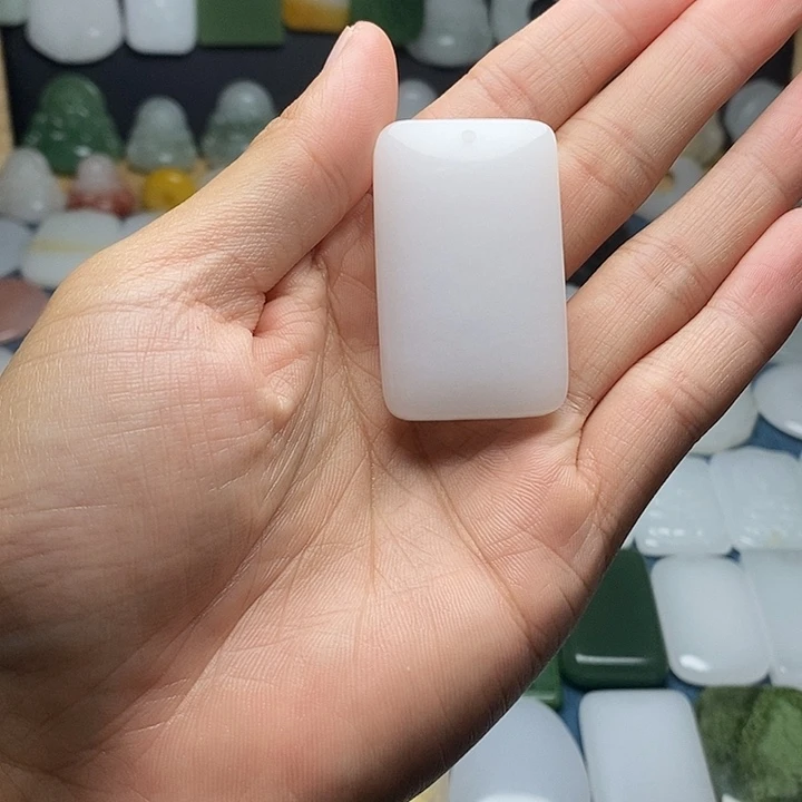 颈饰未镶嵌石英质玉（金丝玉）