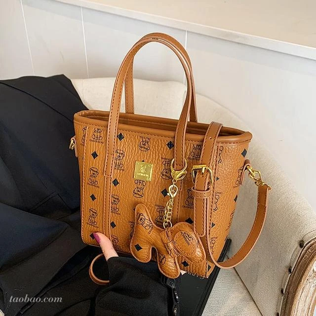 秋冬季超火小众包包女2024新款时尚百搭斜挎包流行爆款手提水桶包