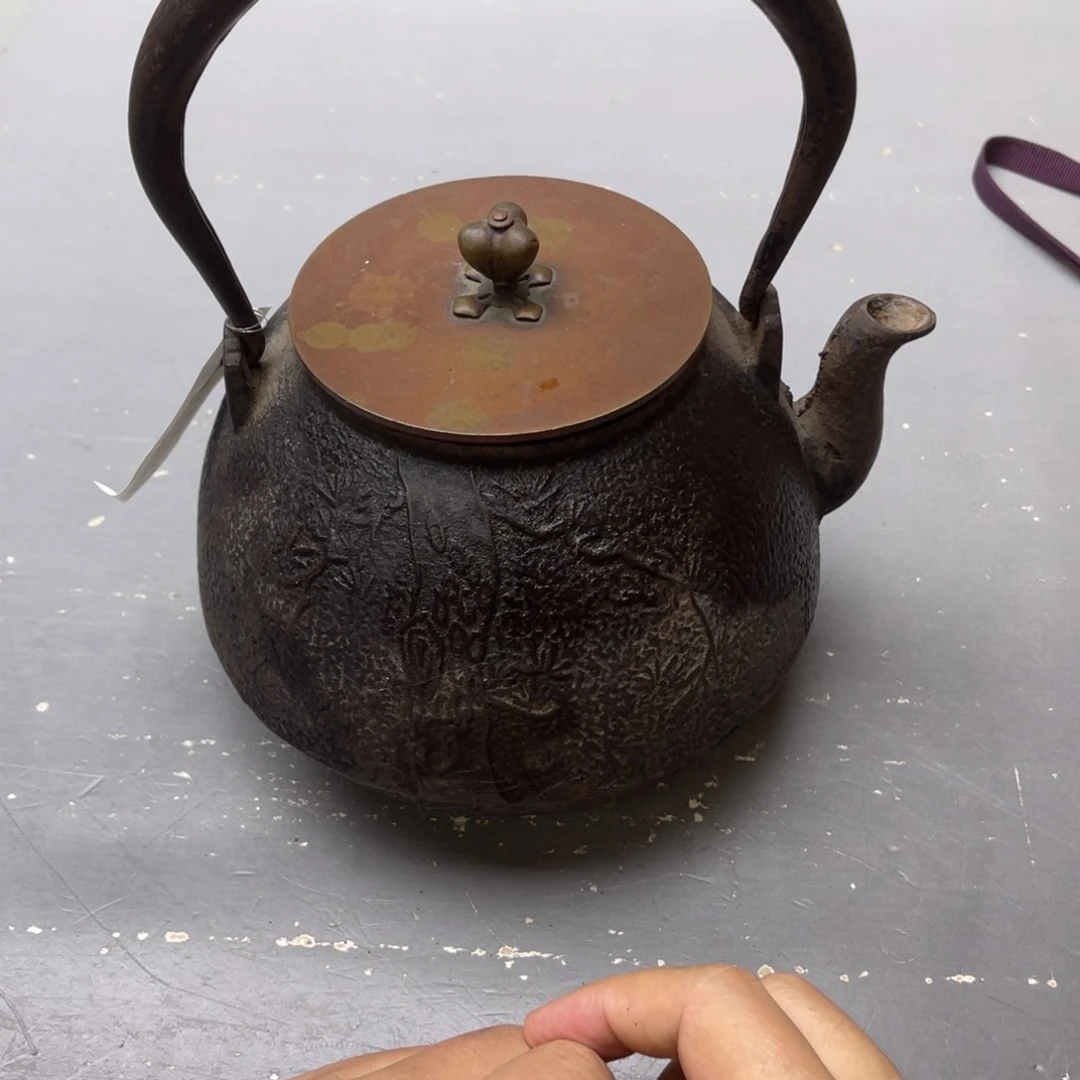 用***7瓷片密密麻麻地铺满一