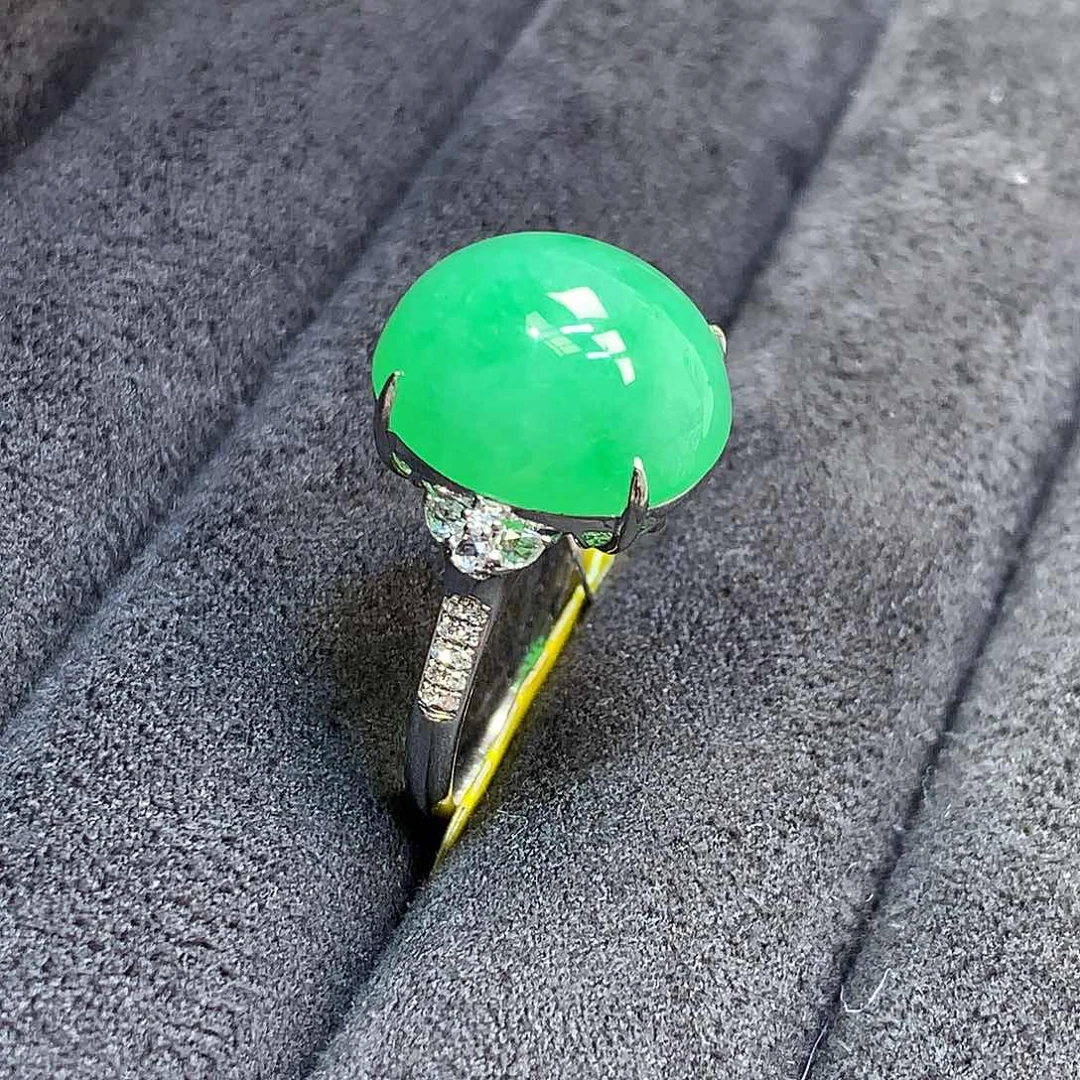 18K金镶嵌挂件翡翠大绿蛋面戒指