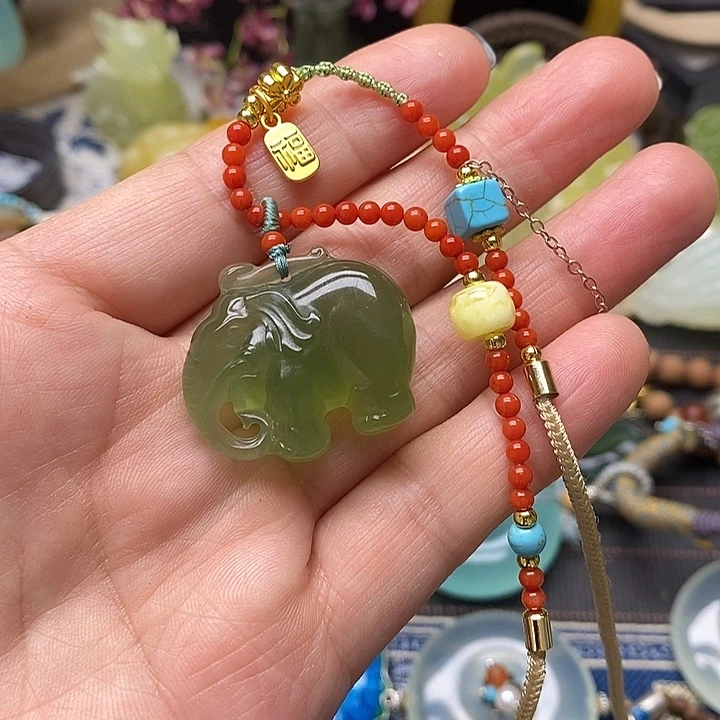 衣***装蛇纹石玉未镶嵌颈饰