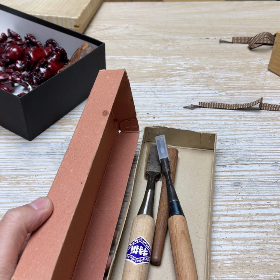 瓷片虎**吉密密麻麻地排列着一个