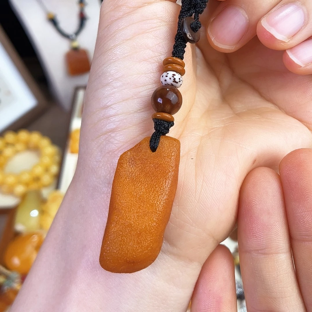 未镶嵌琥珀珠宝奇石。