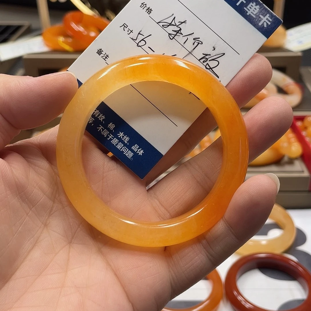 未镶嵌石英质玉（黄龙玉）手镯