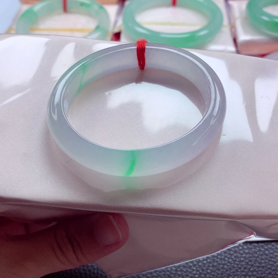 C***t翡翠未镶嵌手镯（贵妃镯）正冰飘金丝阳绿绝美小手捡漏A