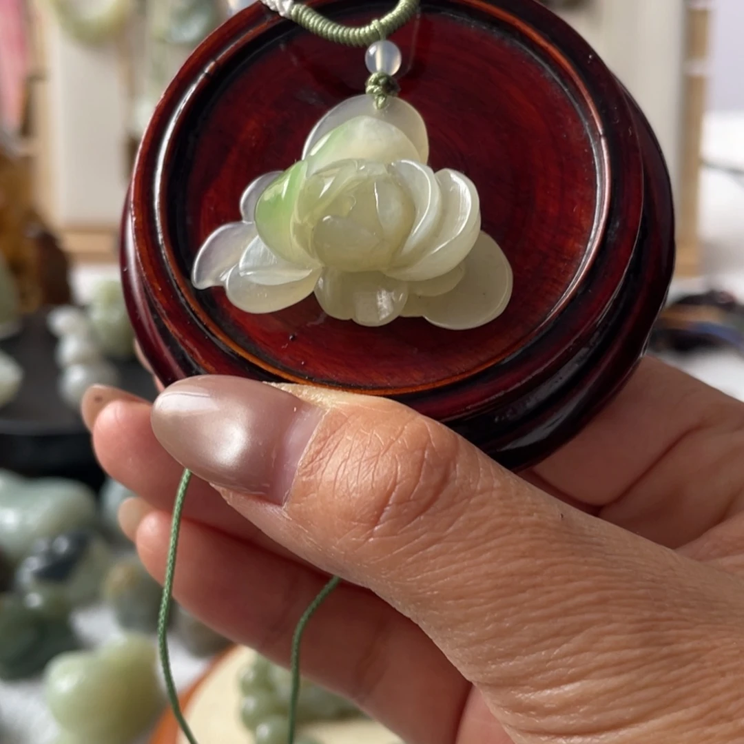 和田玉未镶嵌颈饰翠青花