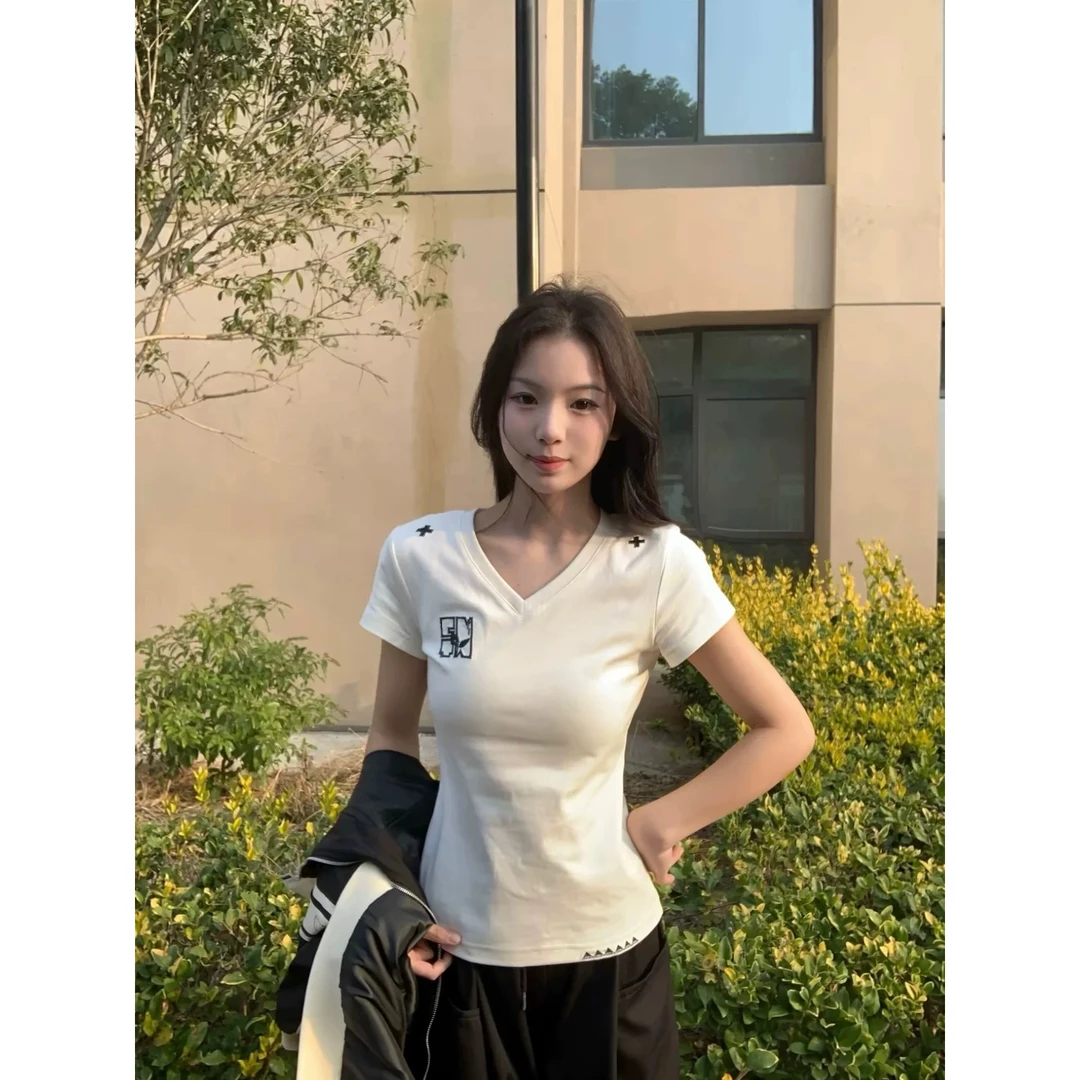 美式正肩V领刺绣短袖t恤女夏2025设计感小众修身显瘦内搭辣妹上衣