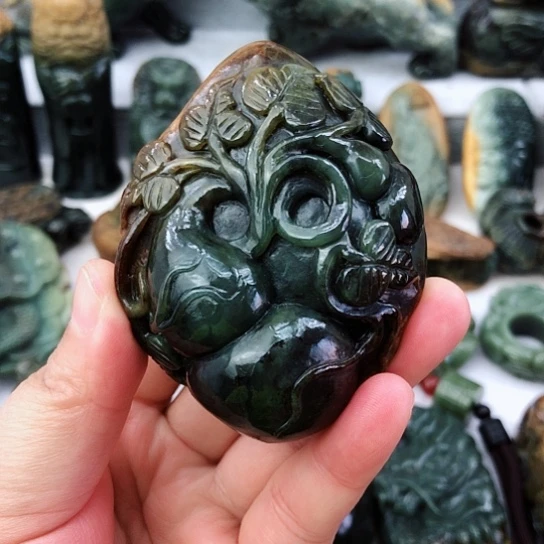 未镶嵌岫岩河磨玉（透闪石质玉）把件