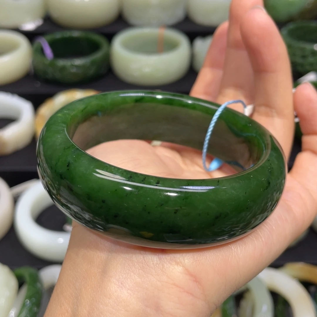 未镶嵌手镯和田玉6。   圈口62