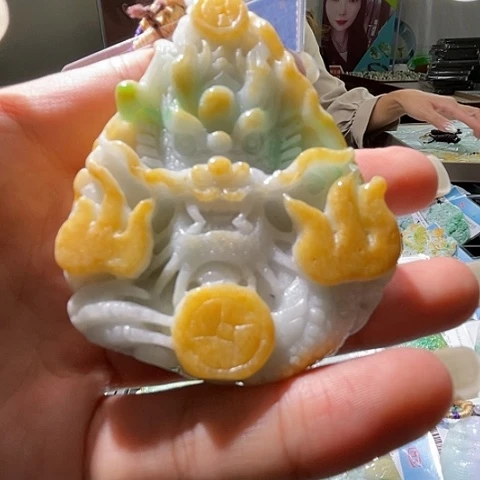 翡翠未镶嵌颈饰一个