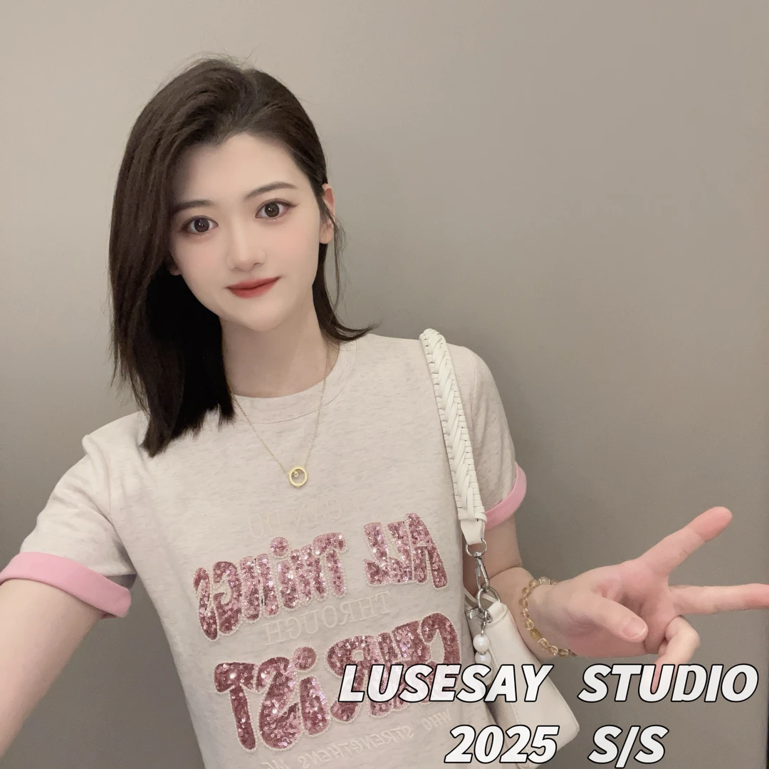 LUSESAY 双色面料彩色字母亮片 2025新款 短袖T恤女百搭休闲时尚