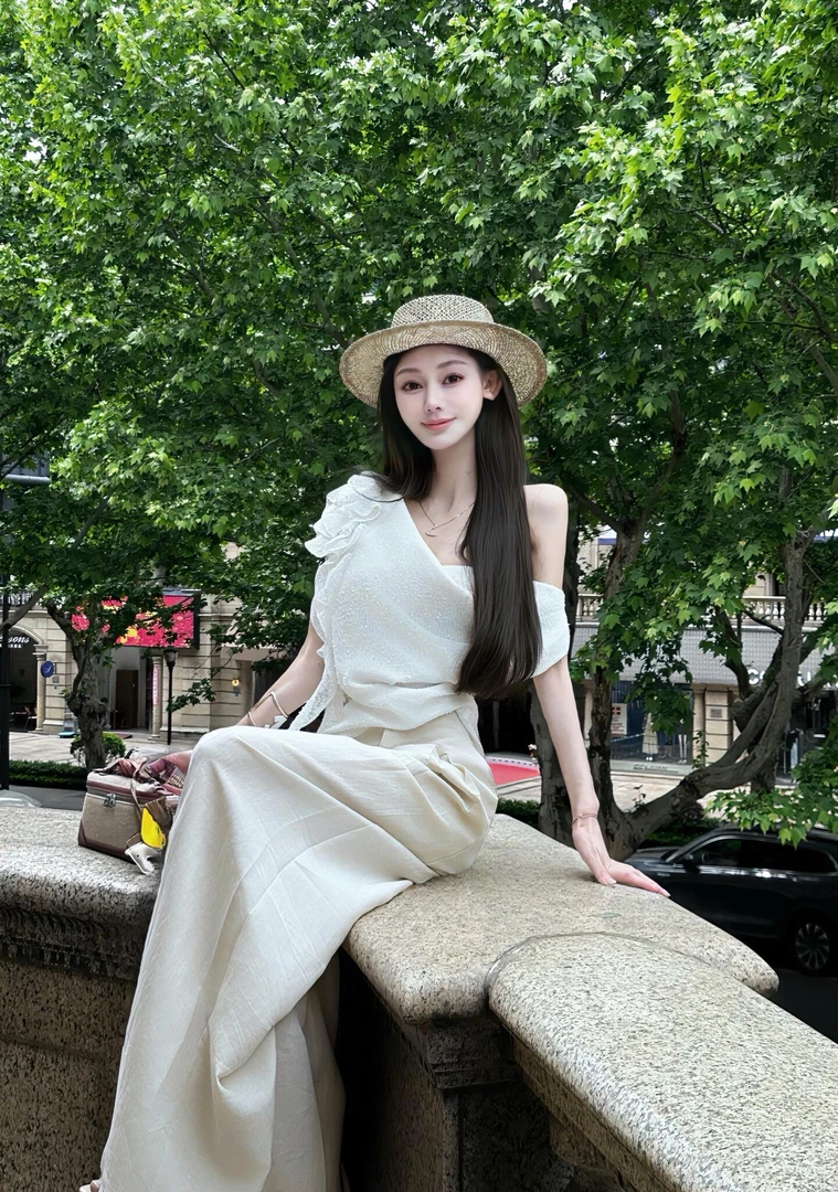 【米兰假日】夏季新款气质设计感斜肩荷叶边上衣配高腰休闲裤两件套