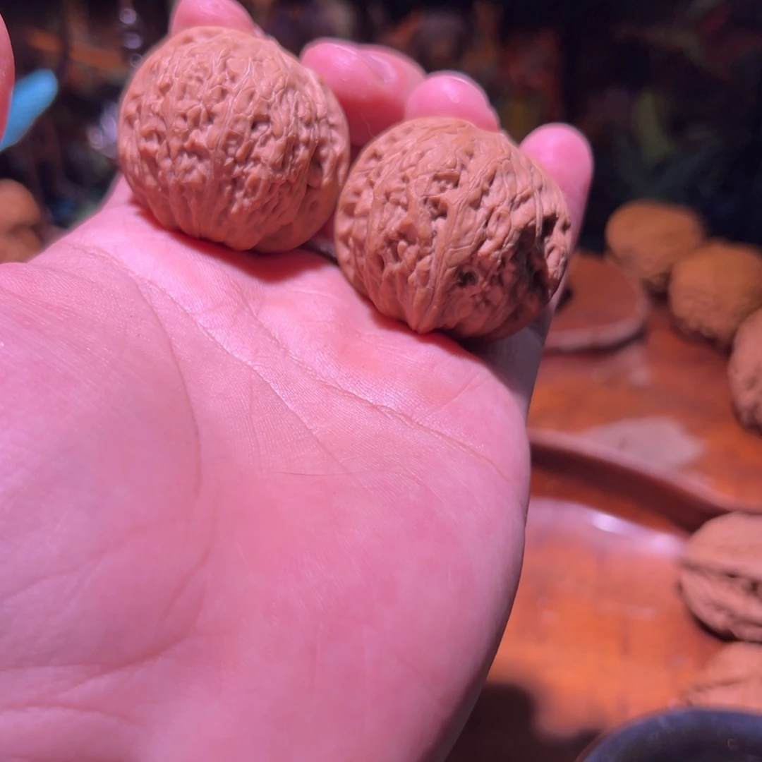 文玩核桃吊坠40铁锤一对，有皮质骨质