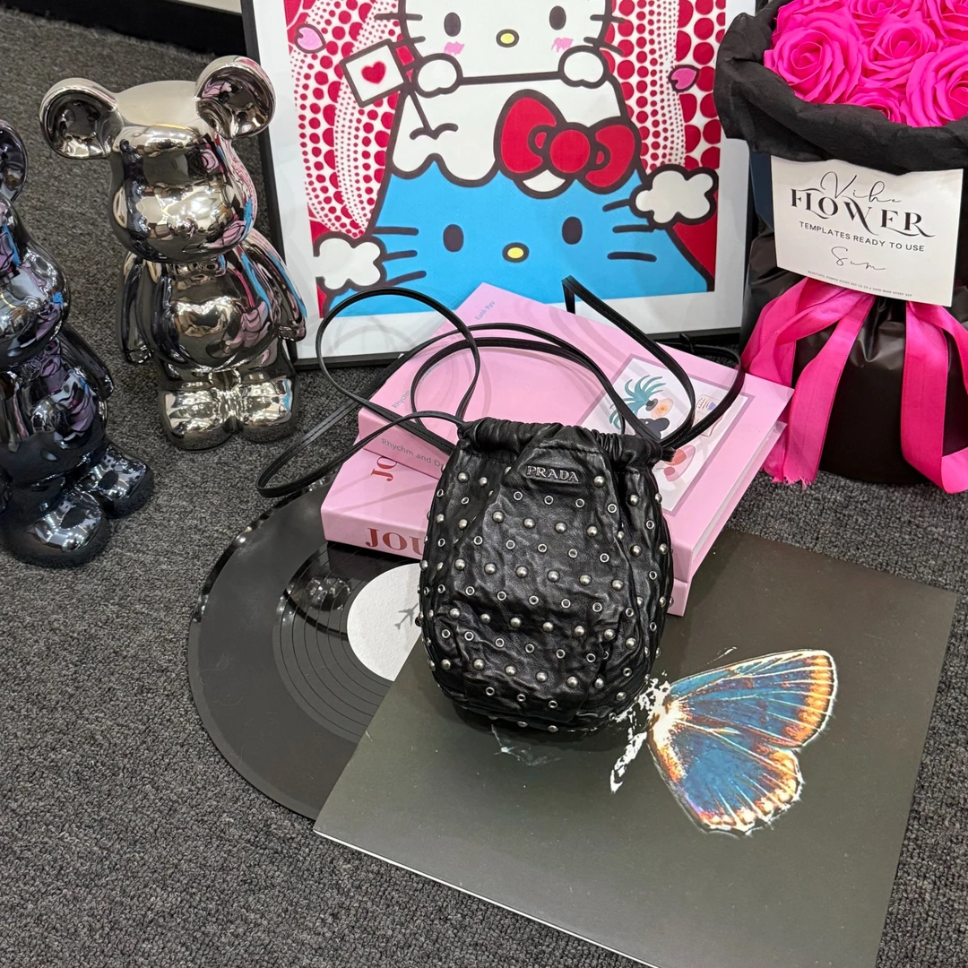 99新 Prada/普拉达 铆钉水桶双肩包 黑色