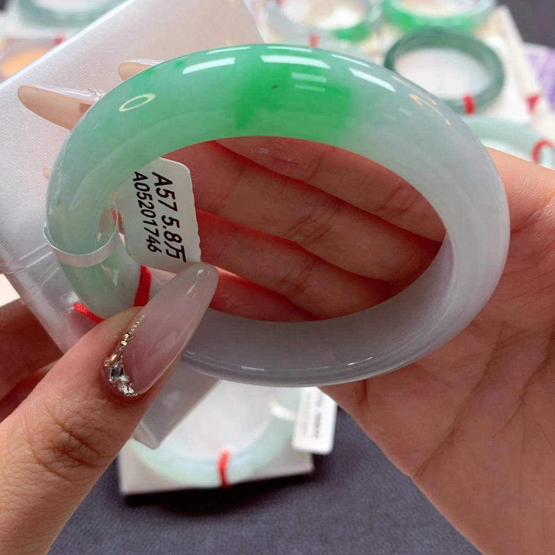 翡翠手镯未镶嵌22（43号）有美人痣