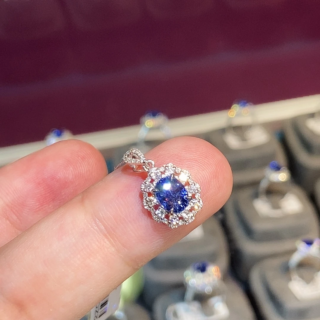 蓝宝石18K金镶嵌颈饰1.18克拉