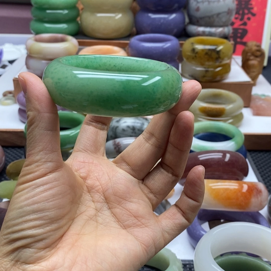 沉***道石英岩玉未镶嵌手镯