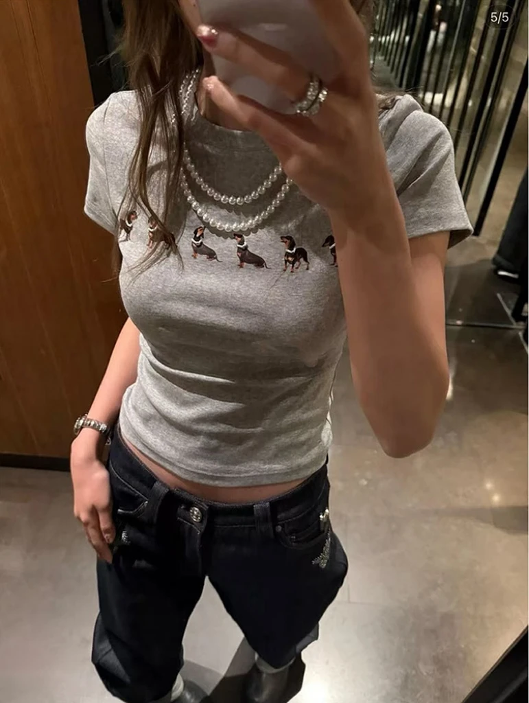 Jennie同款腊肠狗正肩辣妹风短袖