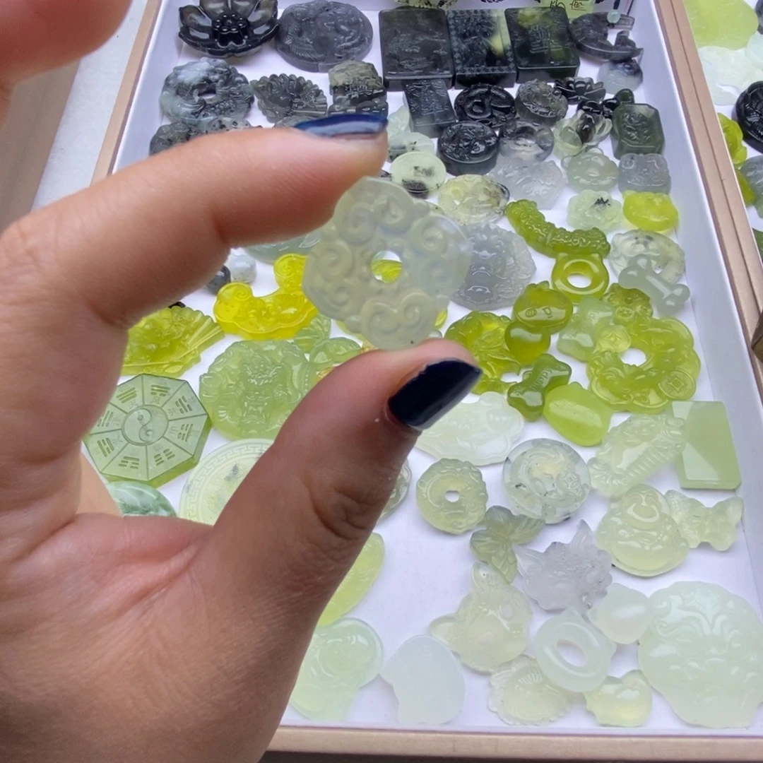 蛇纹石玉未镶嵌颈饰