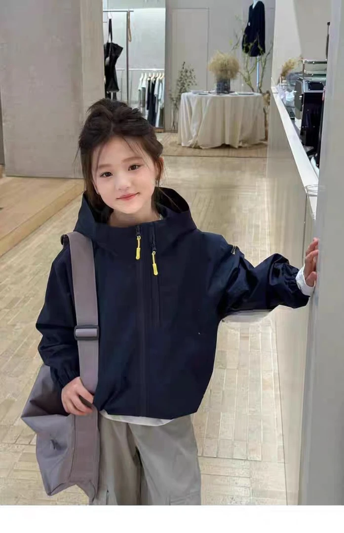 女童冲锋衣春秋款2025新款儿童洋气户外软壳外套休闲宽松连帽上衣