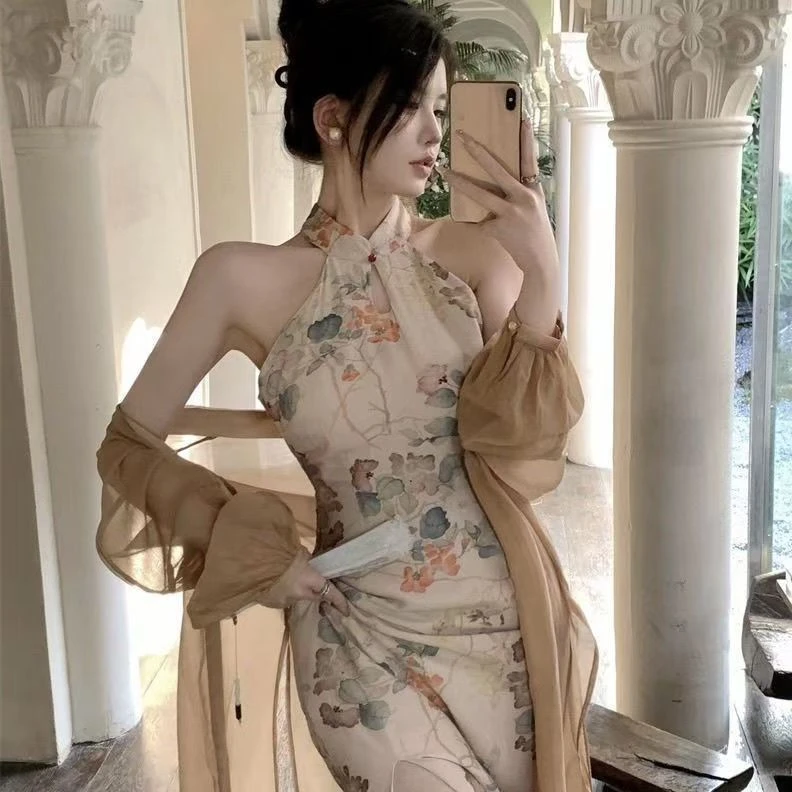 连衣裙新款度假改良年轻款御姐风高端婚宴法式挂脖包臀新中式