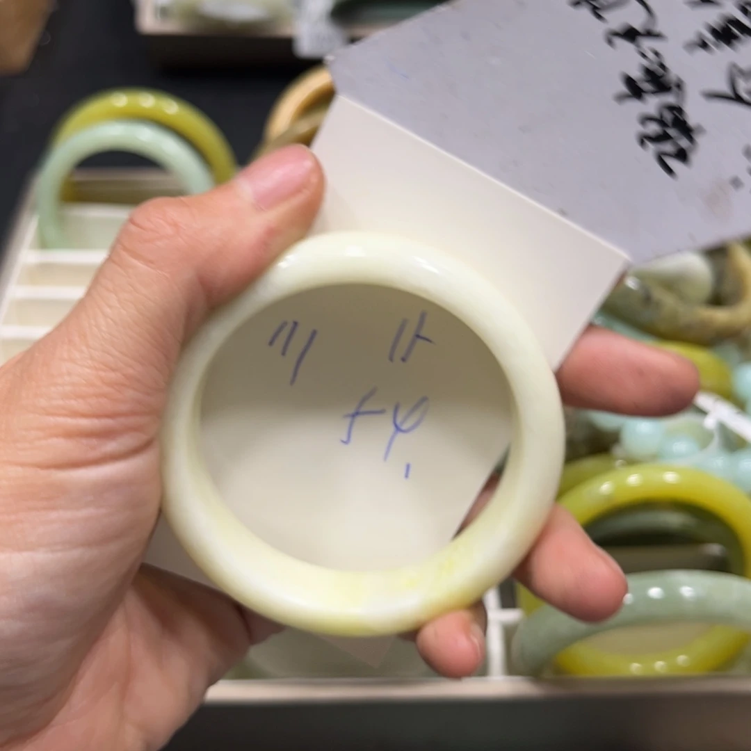 蛇纹石玉手镯未镶嵌水**莎