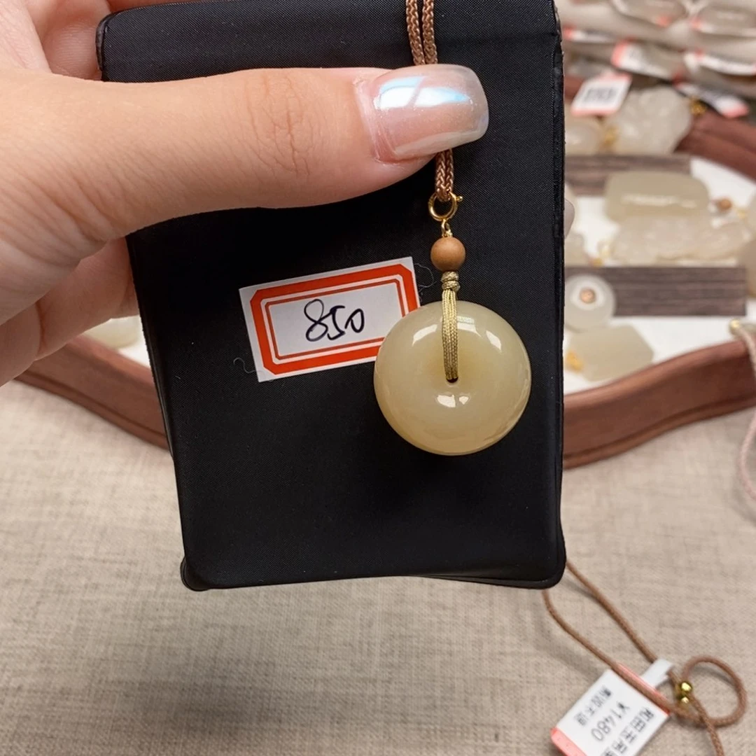 颈饰未镶嵌和田玉（糖玉）平安扣