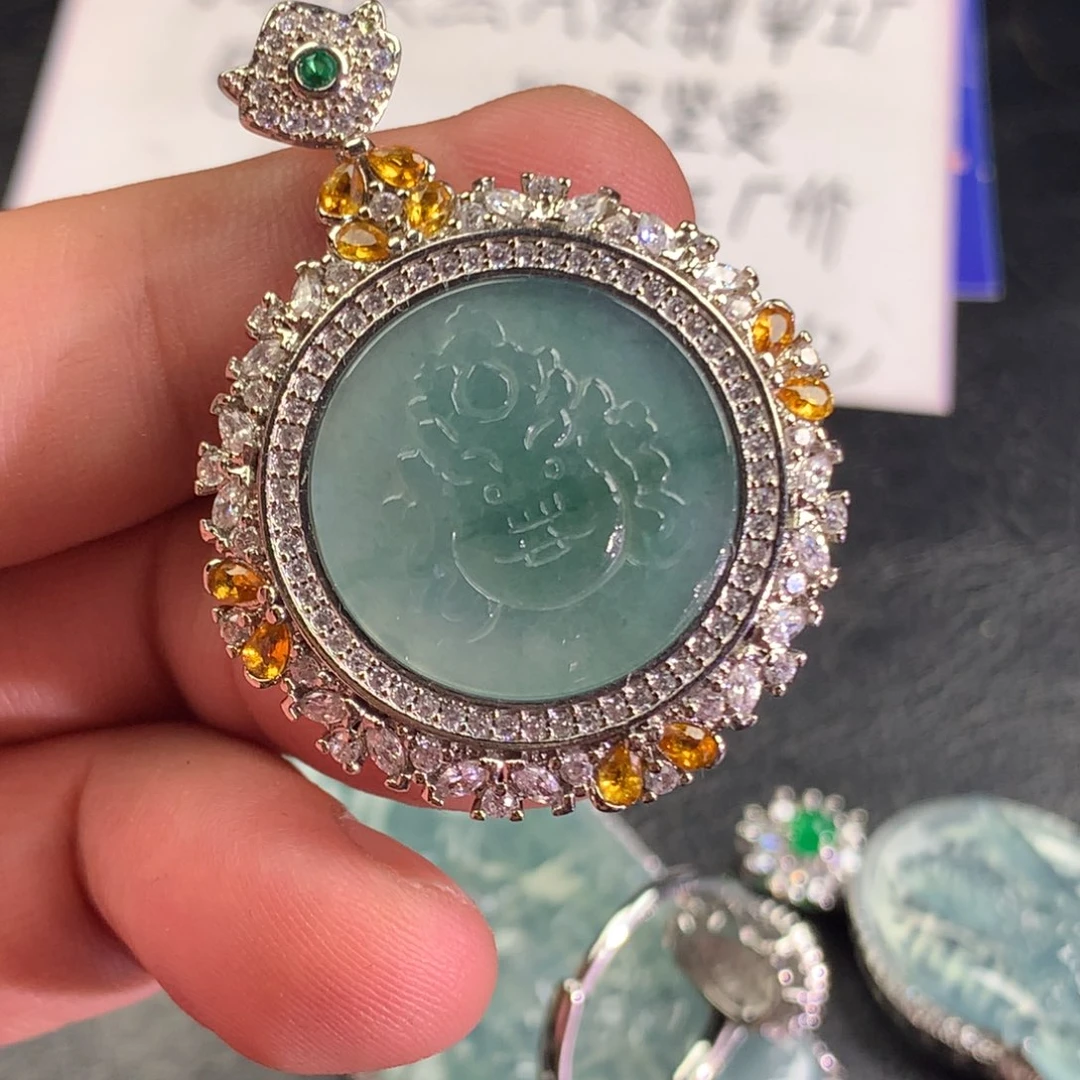 翡翠未镶嵌颈饰财神