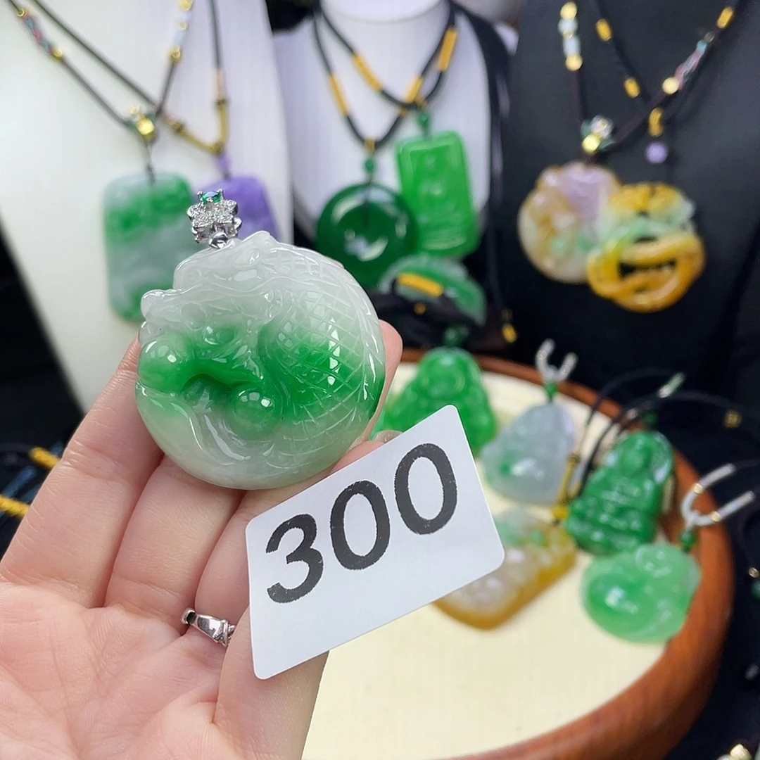 翡翠未镶嵌吊坠(赠链)