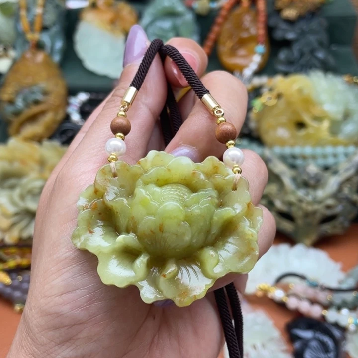 蛇纹石玉未镶嵌吊坠