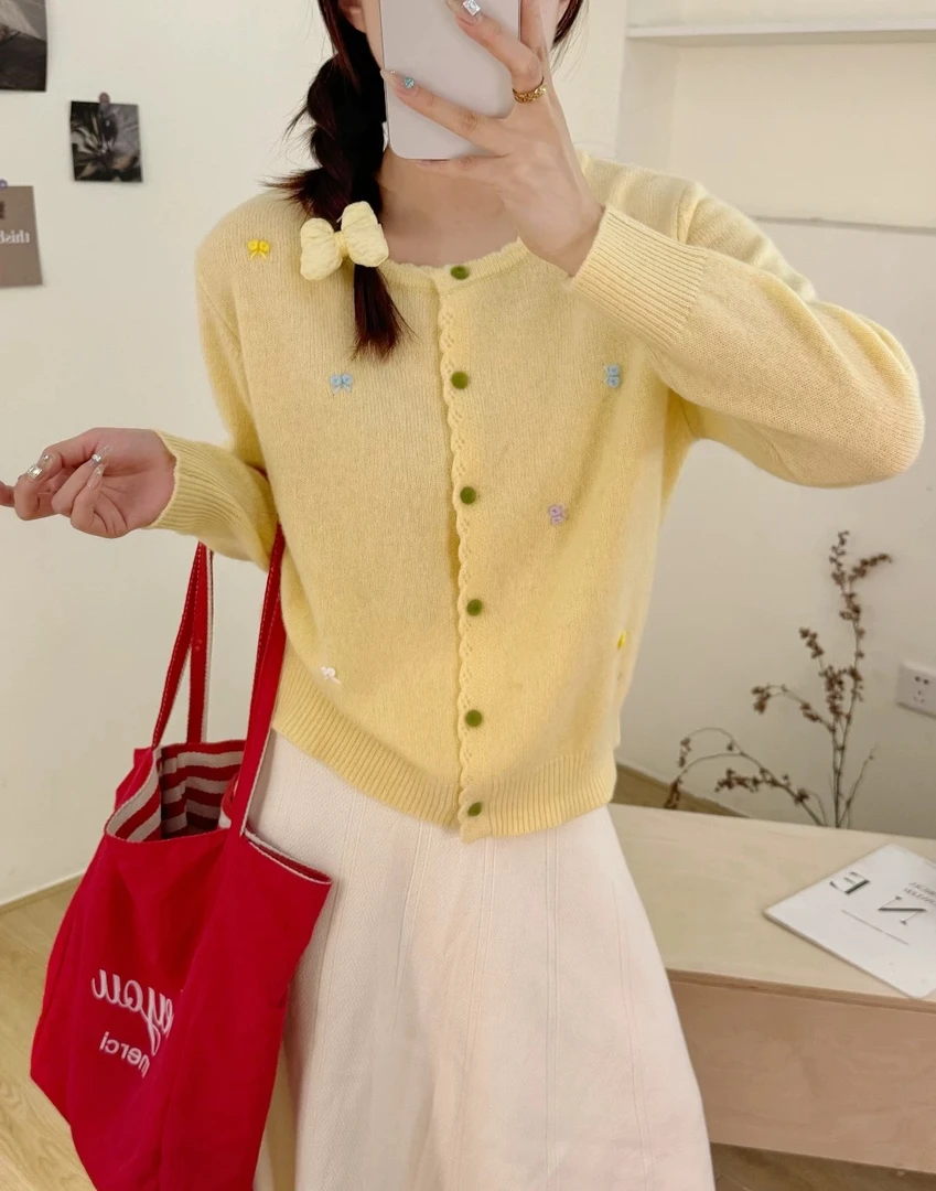 软糯细羊毛花朵刺绣圆领长袖针织开衫女69