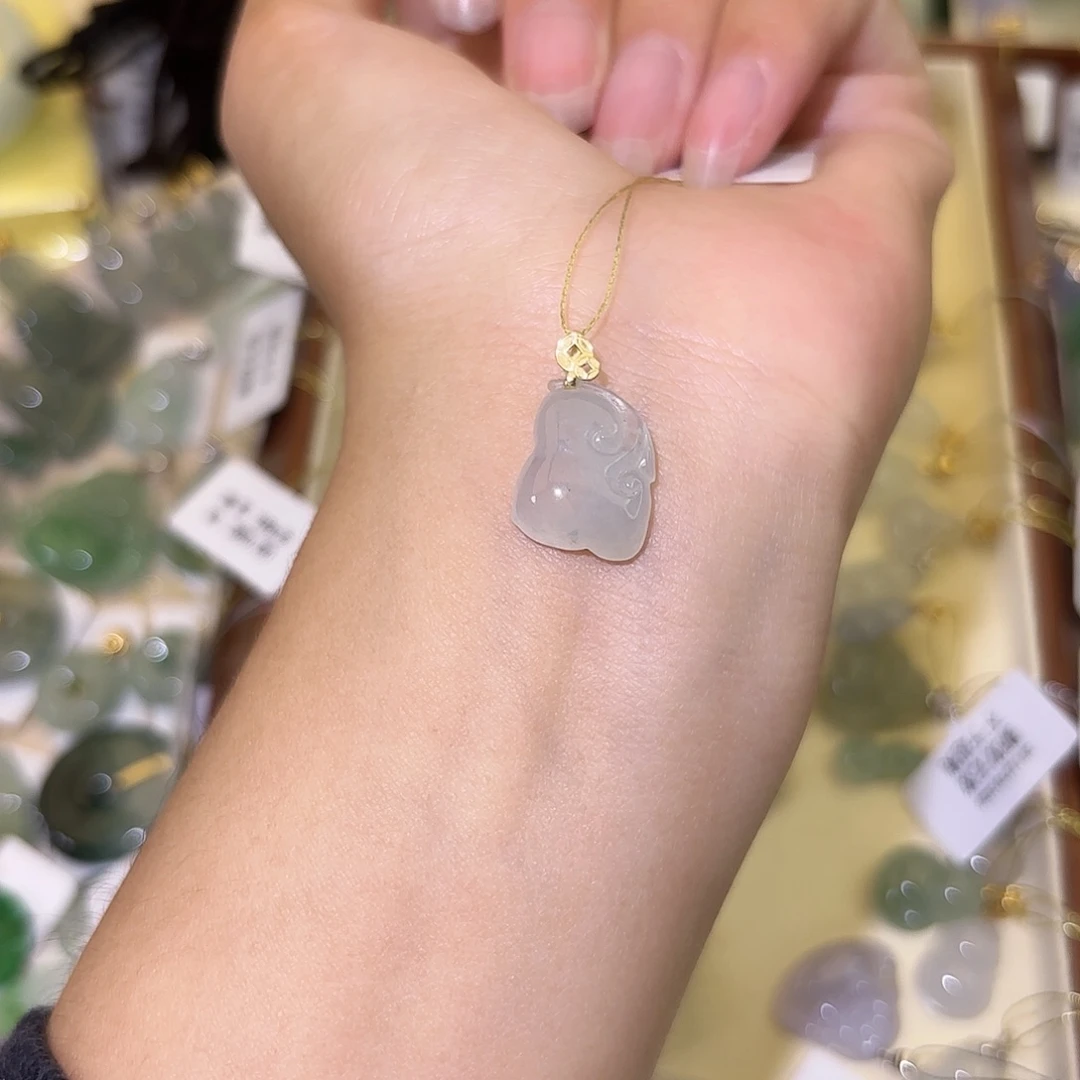 翡翠18K金镶嵌颈饰如意