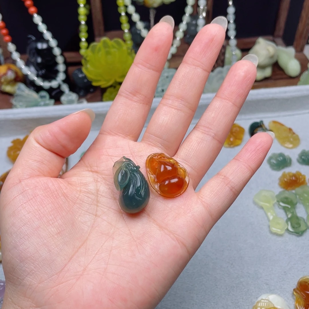 萝***6蛇纹石玉未镶嵌颈饰