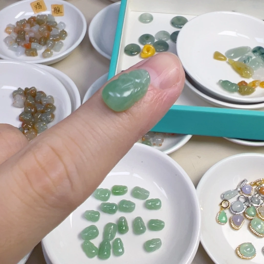 咕***呦翡翠散珠貔貅一只