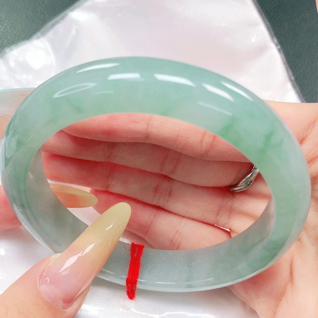 翡翠手镯未镶嵌58。