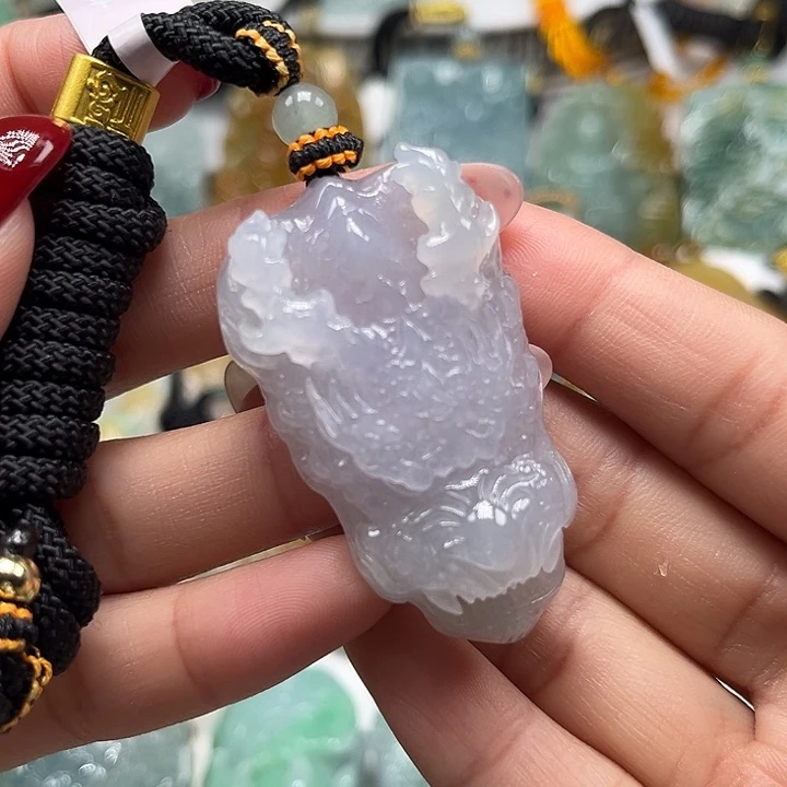 翡翠未镶嵌颈饰龙头