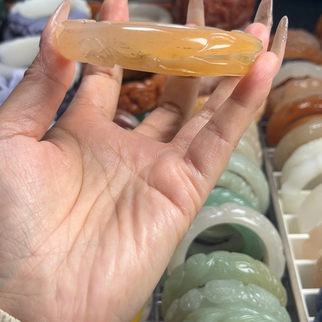 石英质玉未镶嵌雕花手镯