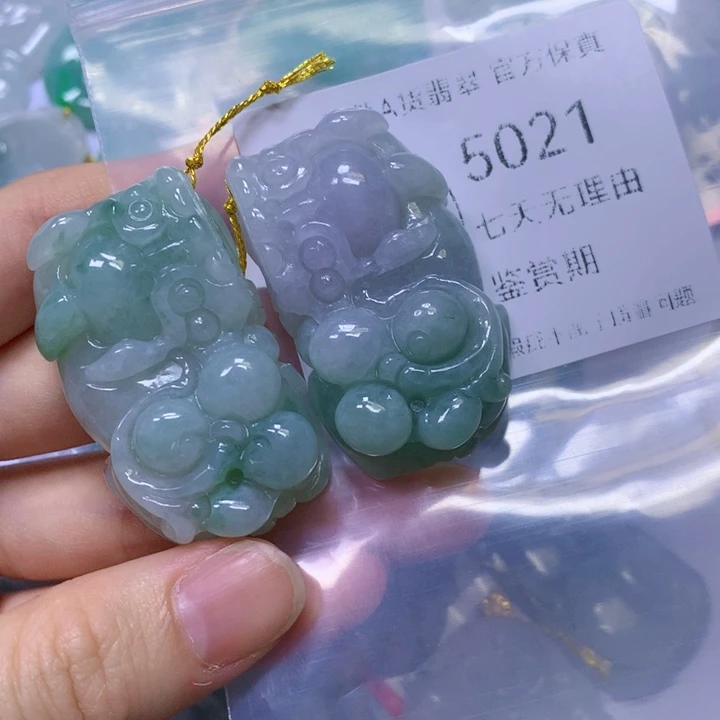 狮***座翡翠未镶嵌颈饰翡翠