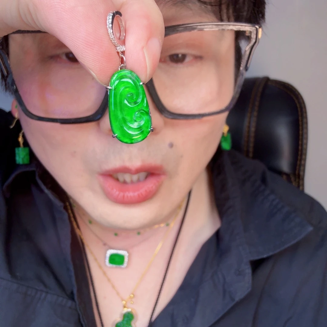 翡翠未镶嵌颈饰一件