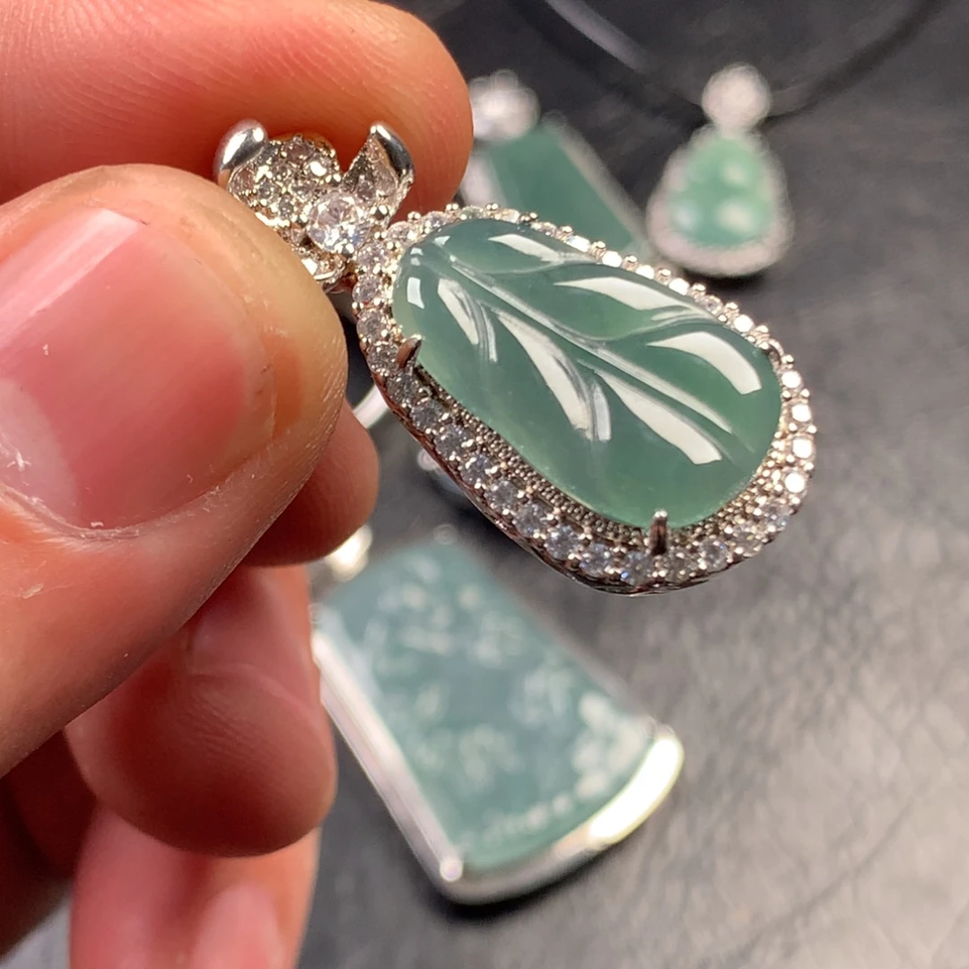 翡翠未镶嵌颈饰芭蕉叶