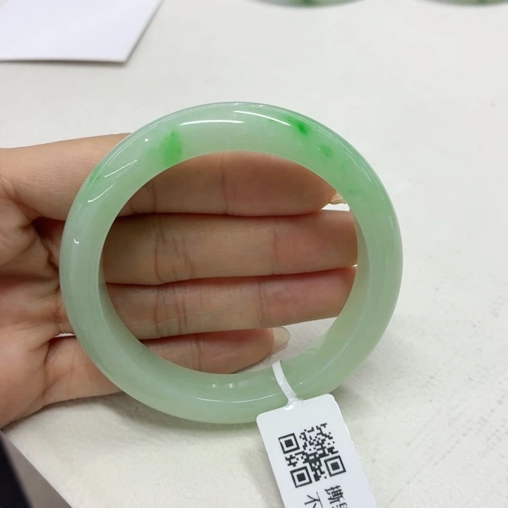 翡翠未镶嵌手镯55.5飘阳绿