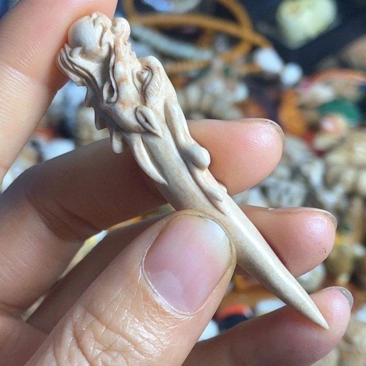 请****姐配饰鹿角雕刻龙牙牙一个