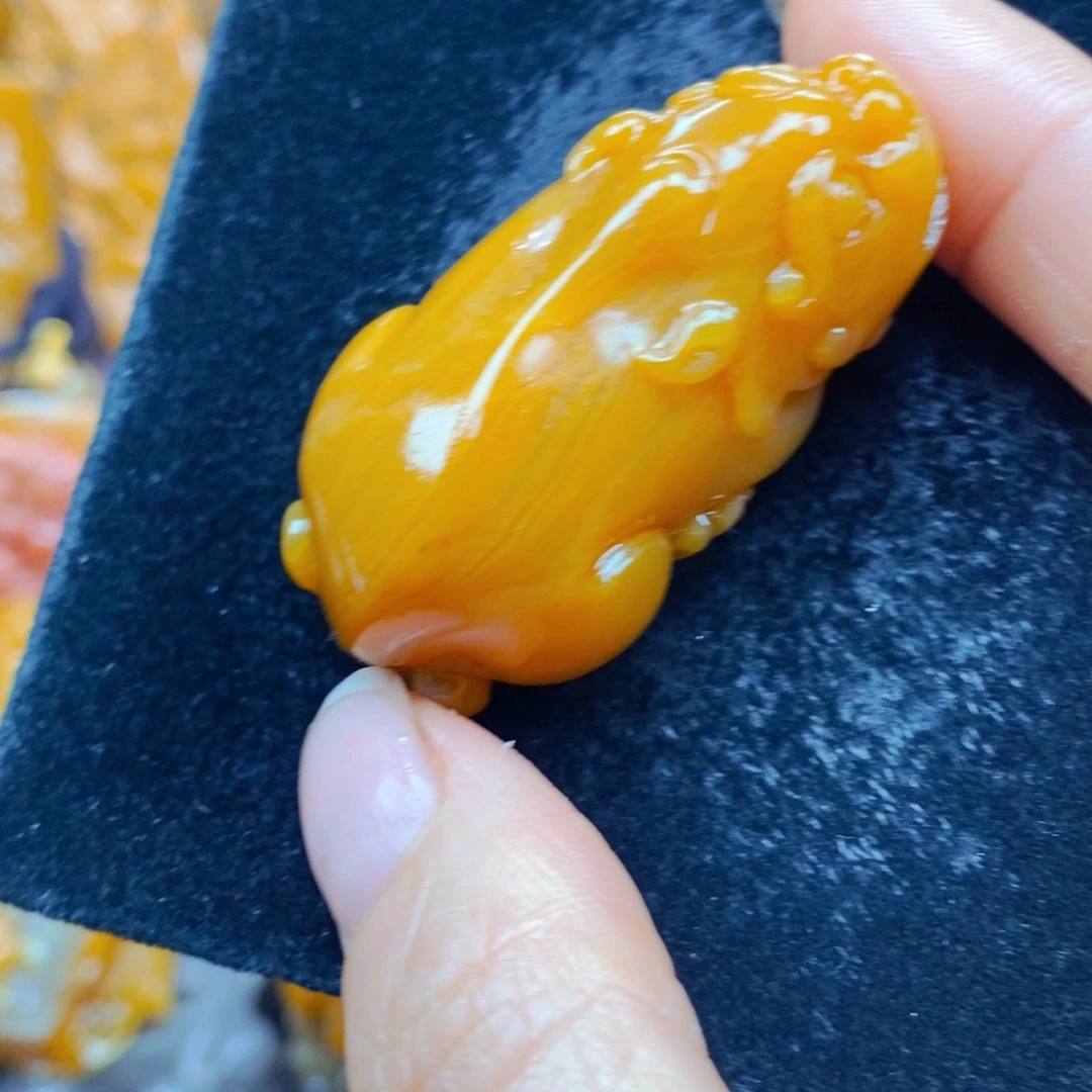 未镶嵌石英质玉（黄龙玉）颈饰
