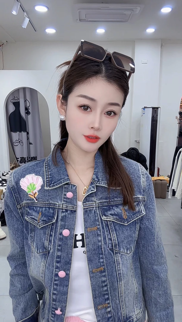 炫彩阁237760【粉扣子重工牛仔外套】